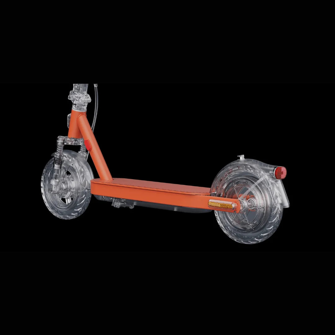 Na sliki je električni skiro znamke Xiaomi, model Elite. Izdelek je v svetlo oranžni barvi, s prozornimi kolesi, ki omogočajo vidnost notranjih mehanizmov. Vidna je tudi platforma za stojišče ter del krmila, kar nakazuje na funkcionalnost in dizajn skiroja.