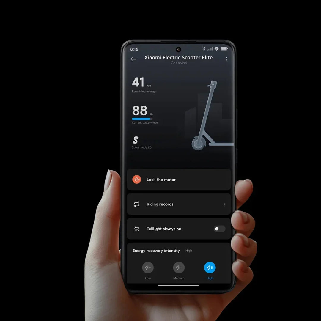 Na sliki je prikazan električni skiro, model Xiaomi Electric Scooter Elite. Vidna je aplikacija na pametnem telefonu, ki prikazuje preostalo razdaljo (41 km), nivo baterije (88 %) ter možnost izbire športnega načina vožnje. Na zaslonu so tudi gumbi za zaklepanje motorja, pregled vožnje in nastavitve svetlobe ter intenzivnosti regeneracije energije.