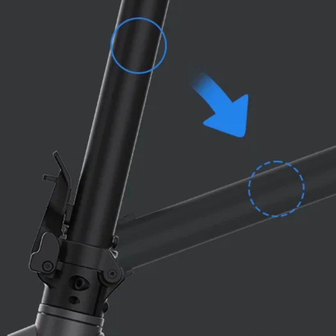 Na sliki je prikazan električni skiro znamke Xiaomi, model Elite. Vidni so detajli na okvirju skiroja, vključno s povezovalnimi elementi in mehanizmom za zlaganje. Barva okvirja je temna, kar daje sodoben in eleganten videz. Dodatni elementi, kot so oznake in puščice, poudarjajo specifične funkcionalnosti konstrukcije.