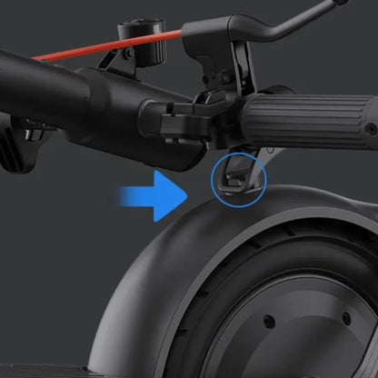 Izdelek je električni skiro, znamke Xiaomi, model Elite. Na sliki je prikazan del skiroja, kjer je vidna povezava med krmili in zadnjim kolesom, vključno z mehanizmom za pritrditev. Oprema je v črni barvi, kar daje sodoben in eleganten videz.