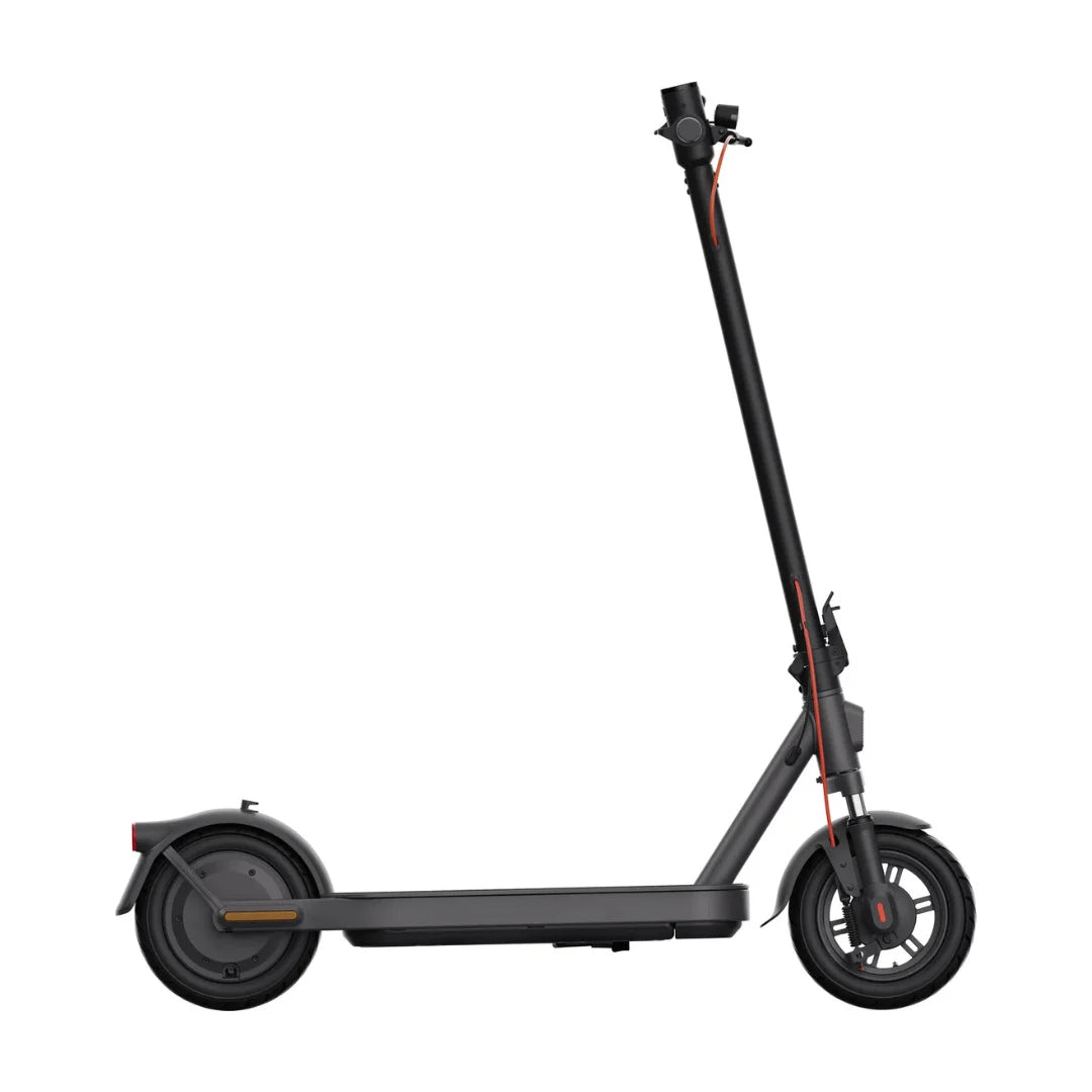 Izdelek je električni skiro, znamke Xiaomi, model Elite. Na sliki je prikazan skiro v profilu, ki ima minimalistično zasnovo, črno barvo in rdeče detajle. Vidni so široki gumijasti kolesi, dolga platforma za stojišče ter upravljalna ročica z gumbom in zavoro.