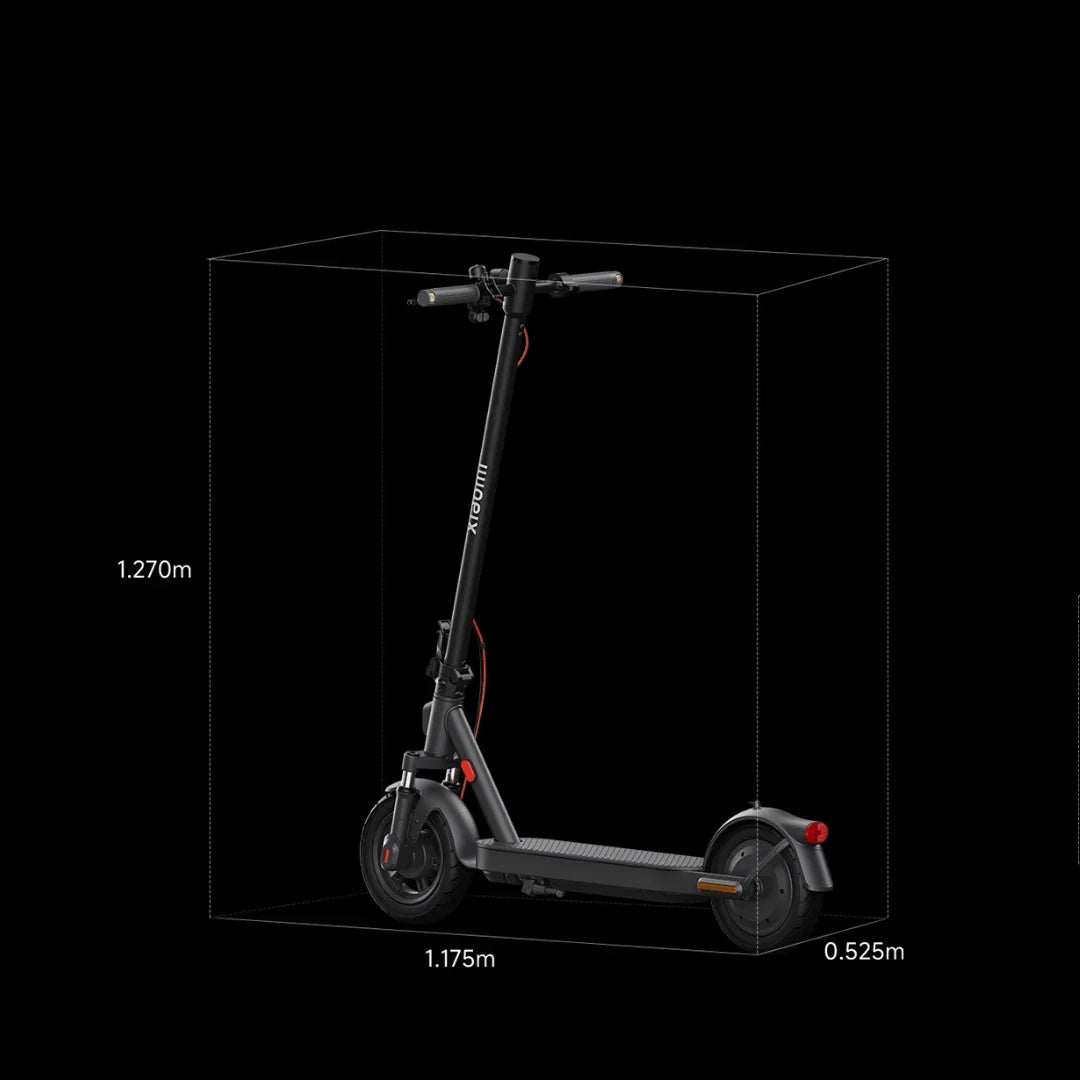 Izdelek na sliki je električni skiro znamke Xiaomi, model Elite. Na sliki je prikazan skiro v črni barvi, ki je postavljen v tridimenzionalni okvir, kar prikazuje njegove dimenzije. Vidni so ročaji, kolesa ter platforma za stojo, kar daje občutek o njegovi zasnovi in velikosti.