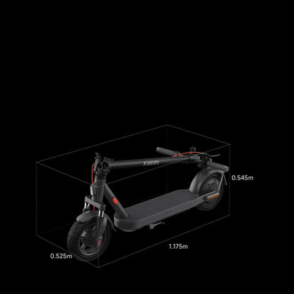 Na sliki je električni skiro znamke Xiaomi, model Elite. Vidna je njegova zasnova, ki vključuje široko platformo za stojišče, krmilo in kolesa. Prikazane so tudi dimenzije skiroja, kar omogoča boljšo predstavo o njegovih velikostih. Celoten izdelek je v črni barvi, kar mu daje moderen videz.