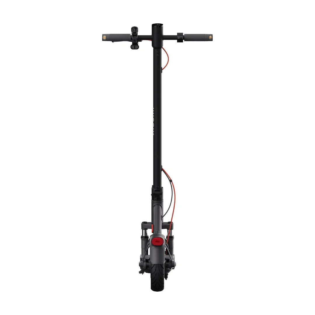 Na sliki je električni skiro znamke Xiaomi, model Elite. Vidna je zadnja stran skiroja, ki ima enostavno in minimalistično obliko. Na vrhu so ročaji, spodaj pa se vidi kolo in zadnje luči, kar nakazuje na funkcionalnost in zasnovo za urbano vožnjo. Barvna kombinacija črne in rdeče dodaja športen videz.