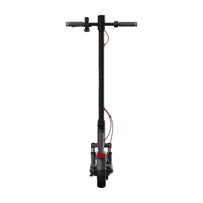 Na sliki je električni skiro znamke Xiaomi, model Elite. Vidna je zadnja stran skiroja, ki ima enostavno in minimalistično obliko. Na vrhu so ročaji, spodaj pa se vidi kolo in zadnje luči, kar nakazuje na funkcionalnost in zasnovo za urbano vožnjo. Barvna kombinacija črne in rdeče dodaja športen videz.