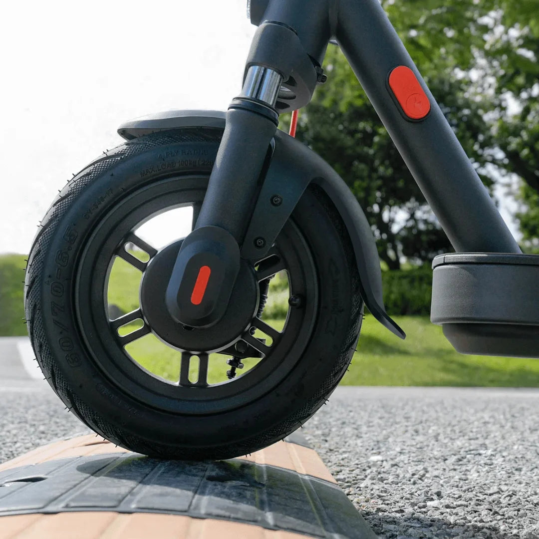 Posnetek od blizu sprednjega kolesa električnega skiroja Xiaomi Elite na poti.