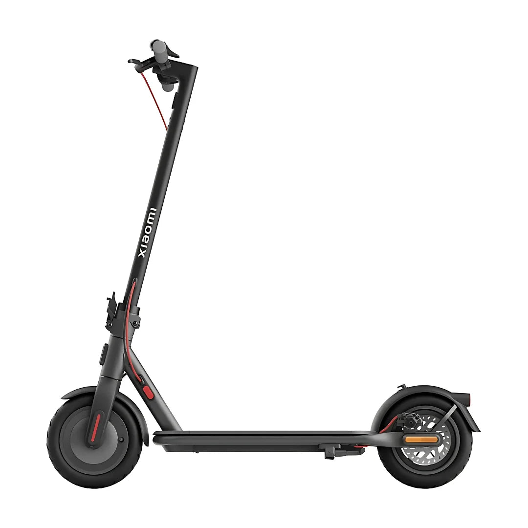 Stranski pogled električnega skiroja Xiaomi 4 Eu, ki se ponaša z elegantnim črnim dizajnom in robustnimi kolesi.