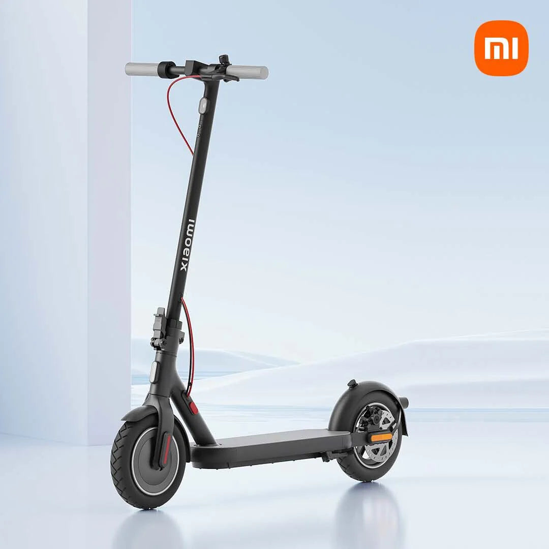 Eleganten črn električni skiro Xiaomi 4 Eu stoji na svetlem ozadju.