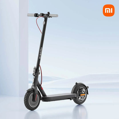 Eleganten črn električni skiro Xiaomi 4 Eu stoji na svetlem ozadju.