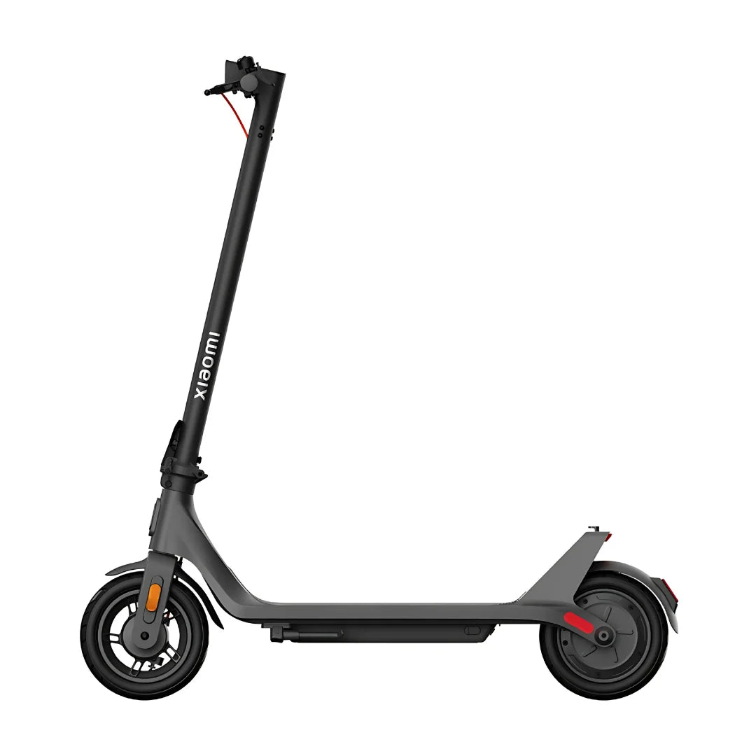 Stranski pogled električnega skiroja Xiaomi 4 Lite 2nd Gen v elegantni črni izvedbi.