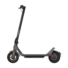 Stranski pogled električnega skiroja Xiaomi 4 Lite 2nd Gen v elegantni črni izvedbi.