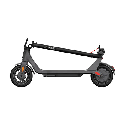 Stranski pogled električnega skiroja Xiaomi 4 Lite 2nd Gen, zloženega in pripravljenega za transport.