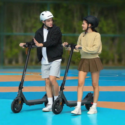 Dva mlada odrasla na električnem skiroju Xiaomi 4 Lite 2nd Gen, nasmejana na pisani podlagi.