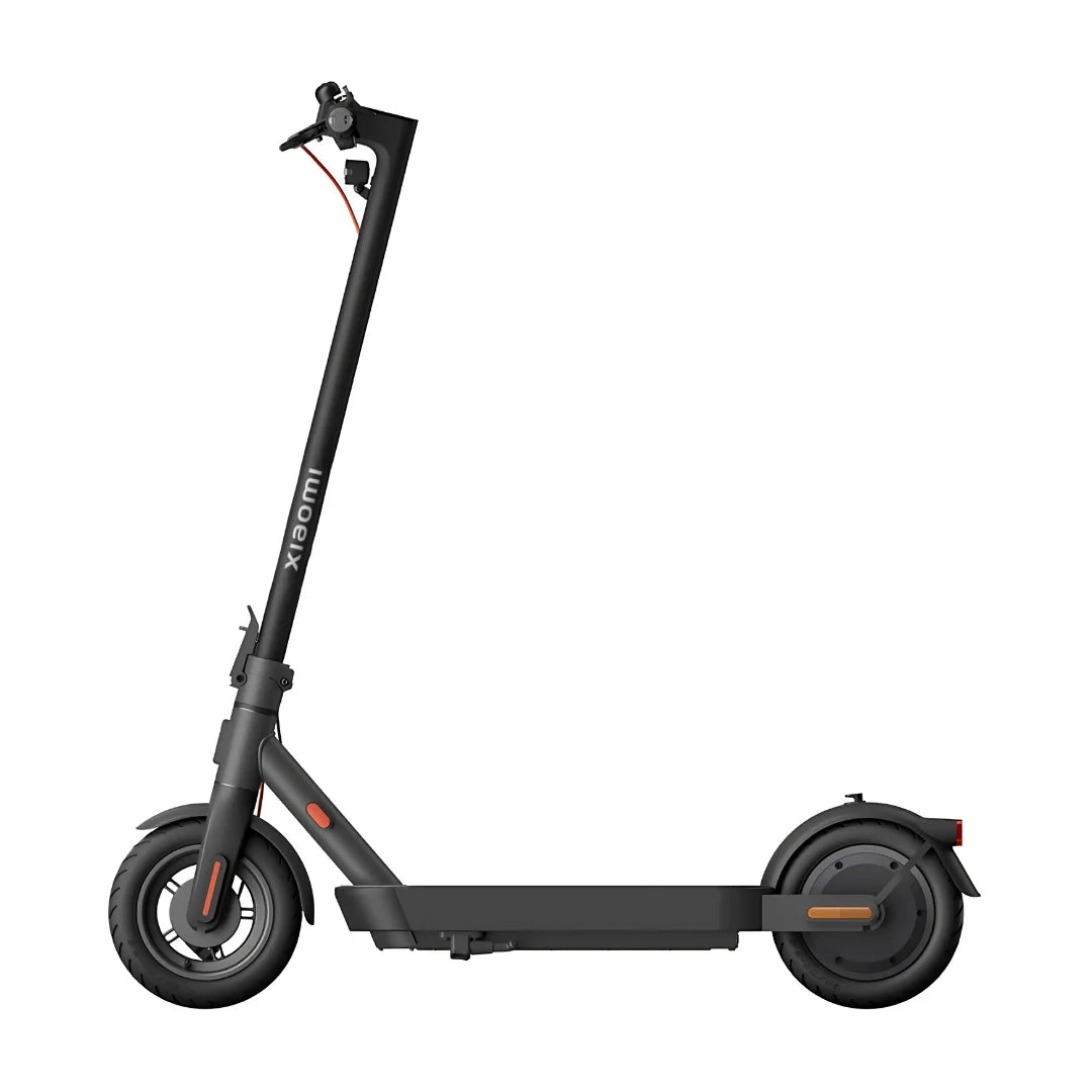 Stranski pogled električnega skiroja Xiaomi 4 Pro 2. generacije, ki se ponaša z elegantnim črnim dizajnom.