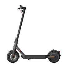 Stranski pogled električnega skiroja Xiaomi 4 Pro 2. generacije, ki se ponaša z elegantnim črnim dizajnom.