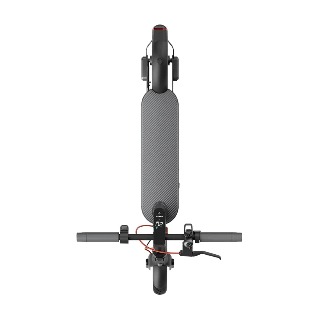 Pogled od zgoraj na električni skiro Xiaomi 4 Pro 2. generacije, ki prikazuje njegovo elegantno obliko in krmilo.