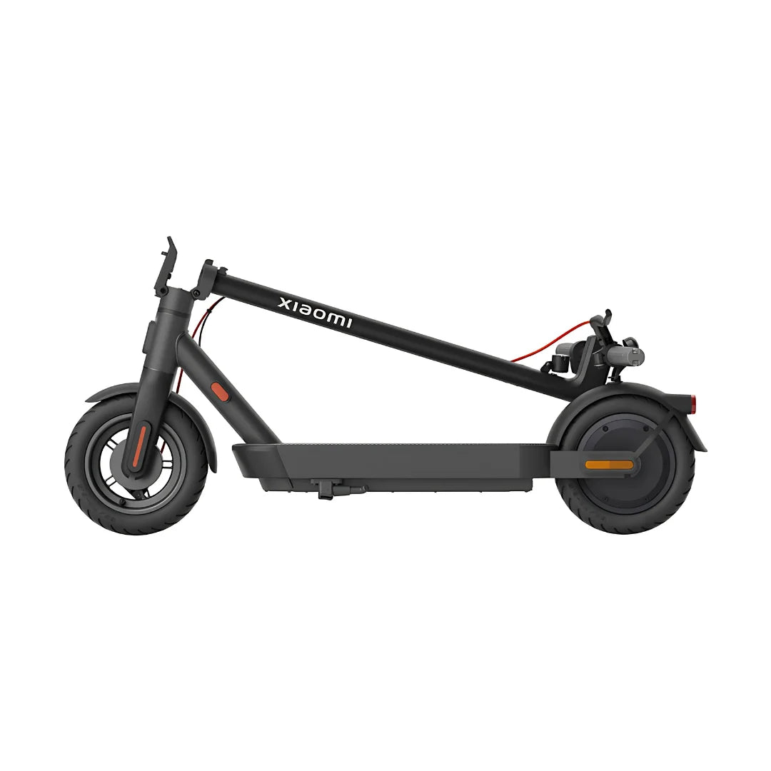 Stranski pogled električnega skiroja Xiaomi 4 Pro 2. generacije, ki prikazuje njegovo elegantno obliko.