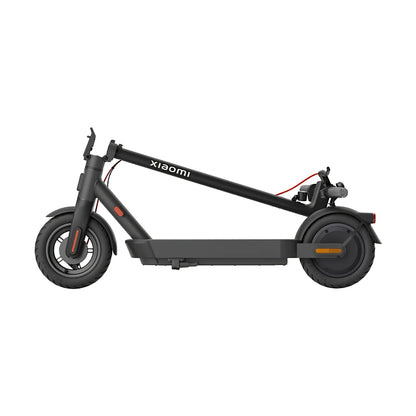 Stranski pogled električnega skiroja Xiaomi 4 Pro 2. generacije, ki prikazuje njegovo elegantno obliko.