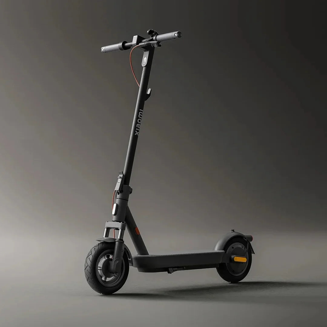 Na sliki je električni skiro znamke Xiaomi, model 5 Max GL. Izdelek je v črni barvi in ima minimalističen dizajn. Vidni so krmili s kontrolami, široka platforma za stojo ter robustna kolesa, kar nakazuje na stabilnost in udobje pri vožnji. Ozadje je nevtralno, kar poudarja obliko skiroja.