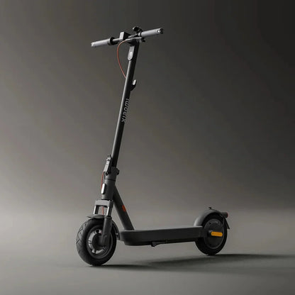 Na sliki je električni skiro znamke Xiaomi, model 5 Max GL. Izdelek je v črni barvi in ima minimalističen dizajn. Vidni so krmili s kontrolami, široka platforma za stojo ter robustna kolesa, kar nakazuje na stabilnost in udobje pri vožnji. Ozadje je nevtralno, kar poudarja obliko skiroja.