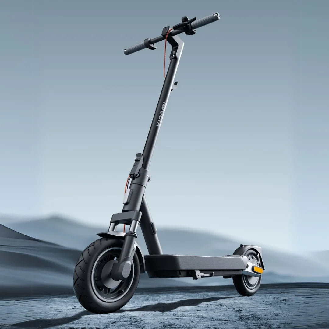 Na sliki je električni skiro znamke Xiaomi, model 5 Max GL. Izdelek ima sodoben in minimalističen dizajn, z robustnim okvirjem in širokimi pnevmatikami, kar zagotavlja stabilnost in udobno vožnjo. Vidna je tudi krmilo z ergonomskimi ročaji ter elementi za nadzor hitrosti in luči. Celotna zasnova skiroja je prilagojena za urbano mobilnost.