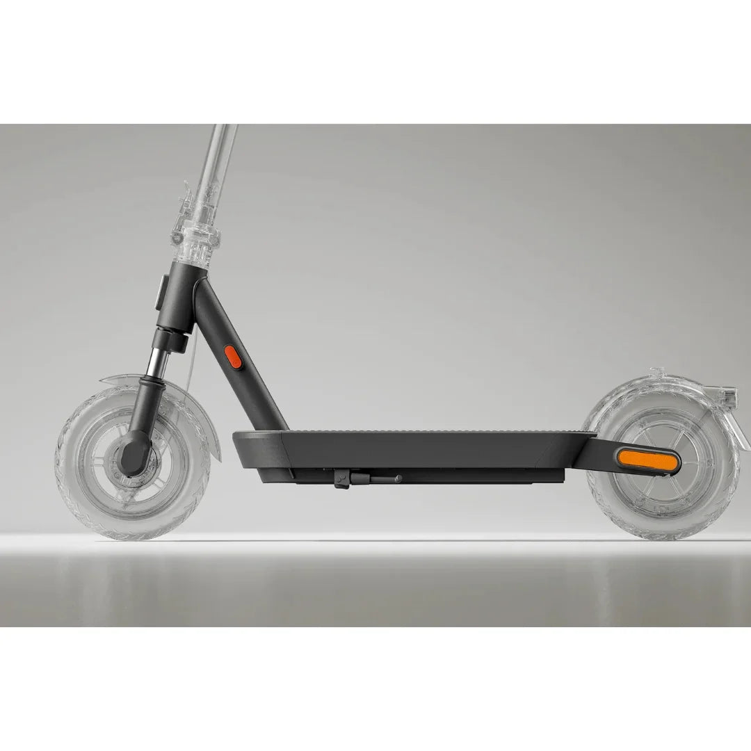 Na sliki je električni skiro, model Xiaomi 5 Max GL. Vidna je stranska perspektiva skiroja, ki ima črno podlago in prozorne kolesa. Na sprednjem delu je rdeč gumb, ki verjetno služi za vklop ali nadzor funkcij skiroja. Oblika je moderna in minimalistična, kar je značilno za izdelke te znamke.