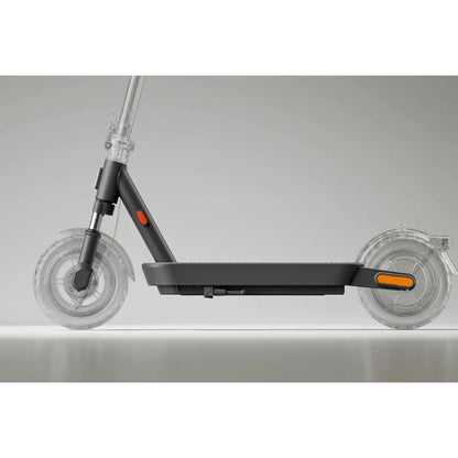 Na sliki je električni skiro, model Xiaomi 5 Max GL. Vidna je stranska perspektiva skiroja, ki ima črno podlago in prozorne kolesa. Na sprednjem delu je rdeč gumb, ki verjetno služi za vklop ali nadzor funkcij skiroja. Oblika je moderna in minimalistična, kar je značilno za izdelke te znamke.