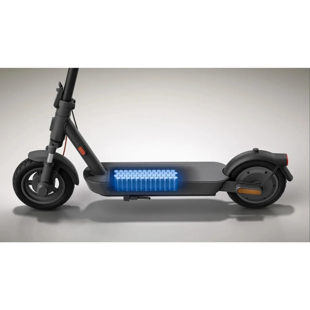 Izdelek je električni skiro, znamke Xiaomi, model 5 Max GL. Na sliki je prikazan skiro s poudarjeno baterijo, ki je nameščena na platformi, kar daje občutek sodobne tehnologije in zmogljivosti. Vidni so tudi veliki kolesi in robustna konstrukcija, kar nakazuje na stabilnost in udobno vožnjo.