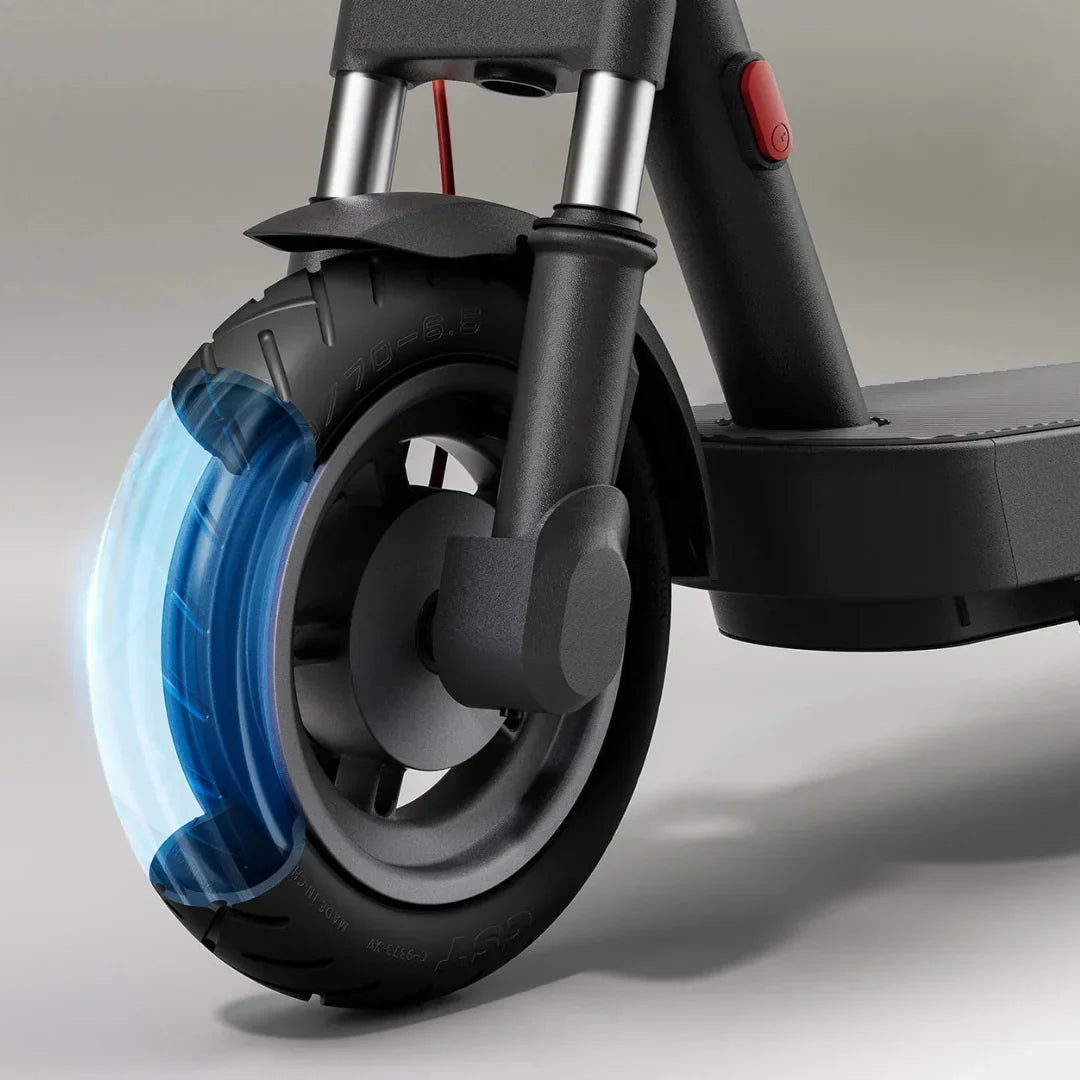 Izdelek na sliki je električni skiro, model Xiaomi 5 Max GL. Na sliki je prikazan sprednji del skiroja, vključno s kolesom, ki ima robustno pnevmatiko in je opremljeno s sistemom za absorpcijo udarcev. Vidna je tudi rdeča gumbna naprava, ki je verjetno namenjena za vklop ali izklop skiroja. Celoten dizajn je minimalističen in sodoben, kar je značilno za znamko Xiaomi.