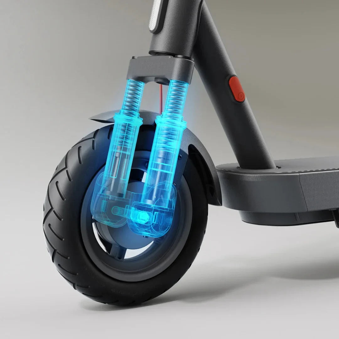 Na sliki je prikazan električni skiro znamke Xiaomi, model 5 Max GL. Vidna je sprednja kolesna vilica, ki ima vidne amortizerje, kar nakazuje na izboljšano udobje vožnje. Kolo ima široko pnevmatiko, kar prispeva k stabilnosti in varnosti med vožnjo.