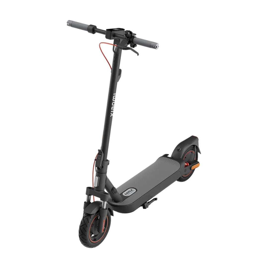 Na sliki je električni skiro znamke Xiaomi, model 5 Max GL. Izdelek ima moderno obliko, črno barvo ter rdeče detajle. Vidni so široki kolesi, ergonomični ročaji in prostoren stopalni del, kar nakazuje na udobno vožnjo. Skupaj z minimalističnim dizajnom je skiro zasnovan za enostavno uporabo v urbanem okolju.