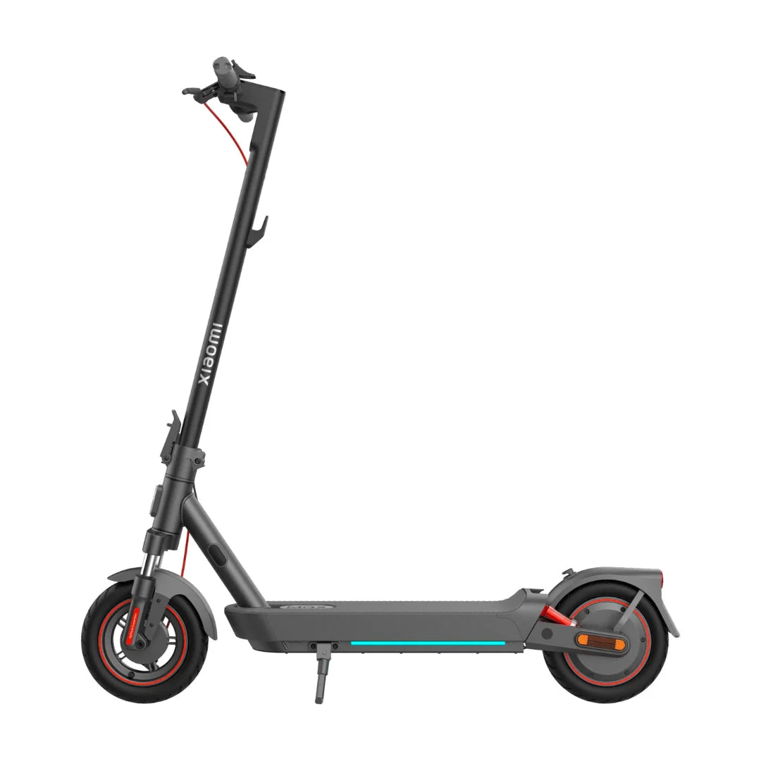 Izdelek je električni skiro, znamke Xiaomi, model 5 Max GL. Na sliki je prikazan skiro v stranski perspektivi, ki ima črno zasnovo s svetlo modrimi in rdečimi detajli. Vidni so široki kolesi, krmilo ter platforma za stoječe vožnje. Skupaj deluje moderno in kompaktno, kar nakazuje na enostavno uporabo in prenašanje.