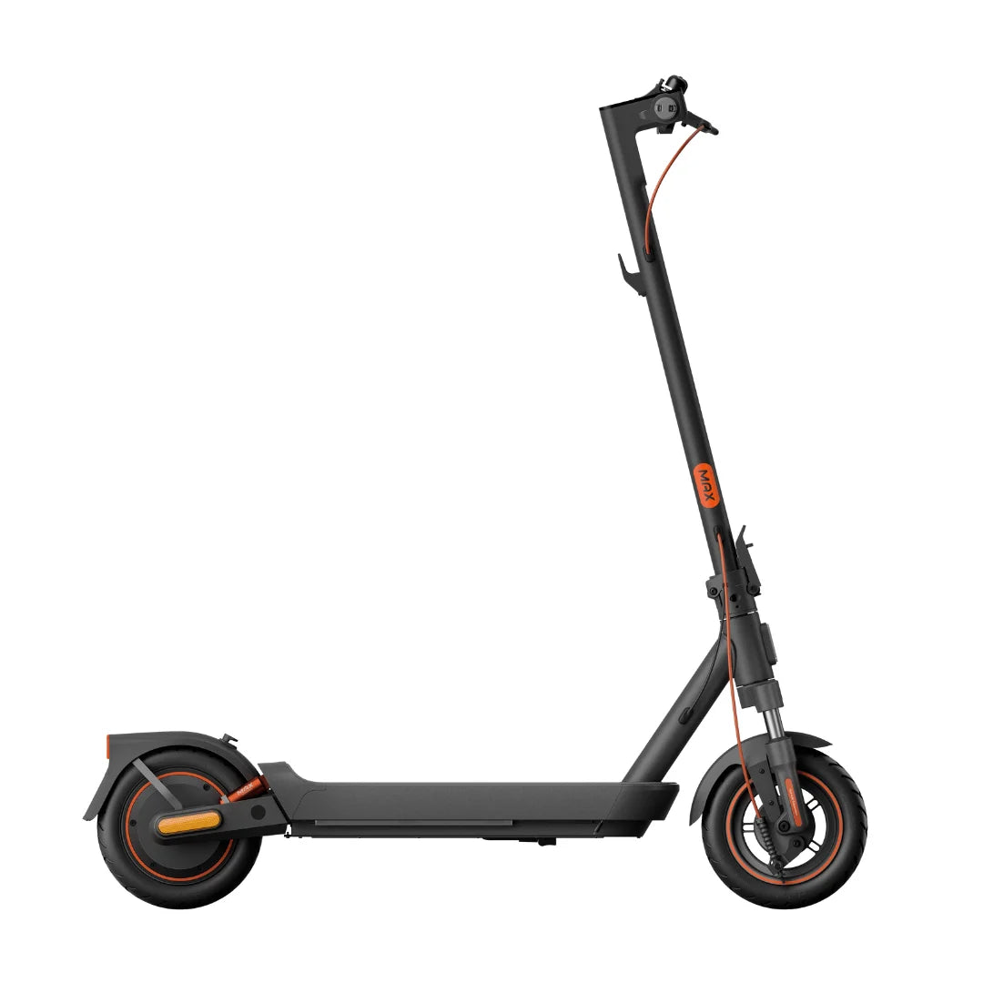 Na sliki je električni skiro znamke Xiaomi, model 5 Max GL. Izdelek ima moderno in minimalistično zasnovo, prevladuje črna barva z oranžnimi detajli. Vidni so široki kolesi, dolga platforma za stojišče ter upravljalna ročica na vrhu, kar omogoča enostavno vožnjo in nadzor.