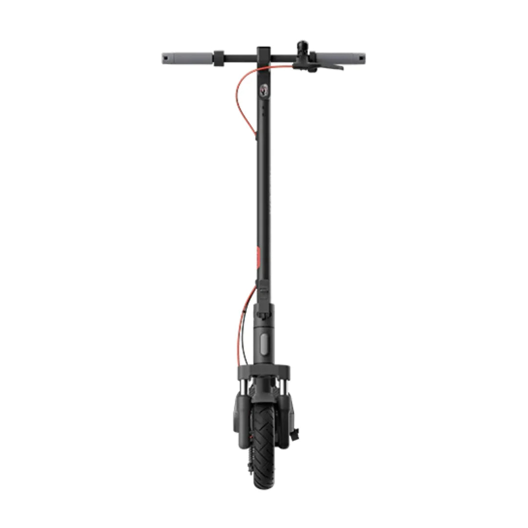 Izdelek na sliki je električni skiro, znamke Xiaomi, model 5 Max GL. Na sliki je vidna sprednja stran skiroja, ki ima enostavno in moderno obliko. Roke so opremljene z udobnimi ročaji, vidna pa je tudi velika zadnja pnevmatika, kar nakazuje na stabilnost in udobje med vožnjo. Kabeli so urejeni in diskretno pritrjeni, kar prispeva k estetskemu videzu skiroja.