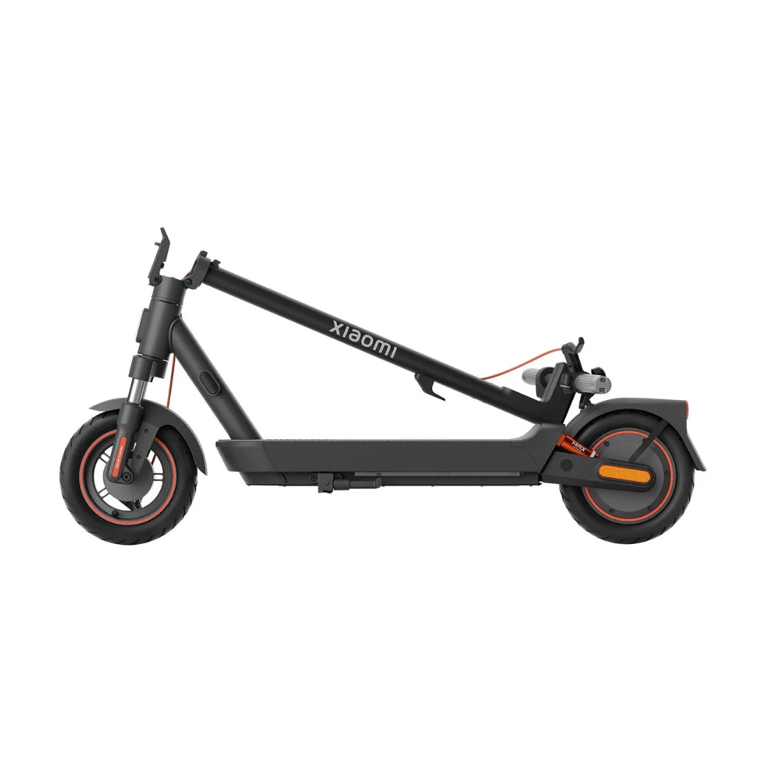 Na sliki je električni skiro znamke Xiaomi, model 5 Max GL. Izdelek je prikazan v zloženem stanju, kar omogoča enostavno prenašanje in shranjevanje. Barvna kombinacija vključuje črno osnovno barvo s poudarki v oranžni, kar daje skiroju sodoben in športen videz. Vidne so tudi debele pnevmatike, ki zagotavljajo stabilnost in udobno vožnjo.