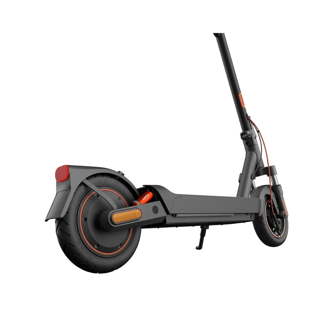 Izdelek na sliki je električni skiro znamke Xiaomi, model 5 Max GL. Na sliki je vidna zadnja stran skiroja, kjer so prikazani široki kolesi, zadnja luč ter del okvirja. Oblika skiroja je moderna in aerodinamična, kar nakazuje na njegovo funkcionalnost in udobje pri vožnji.