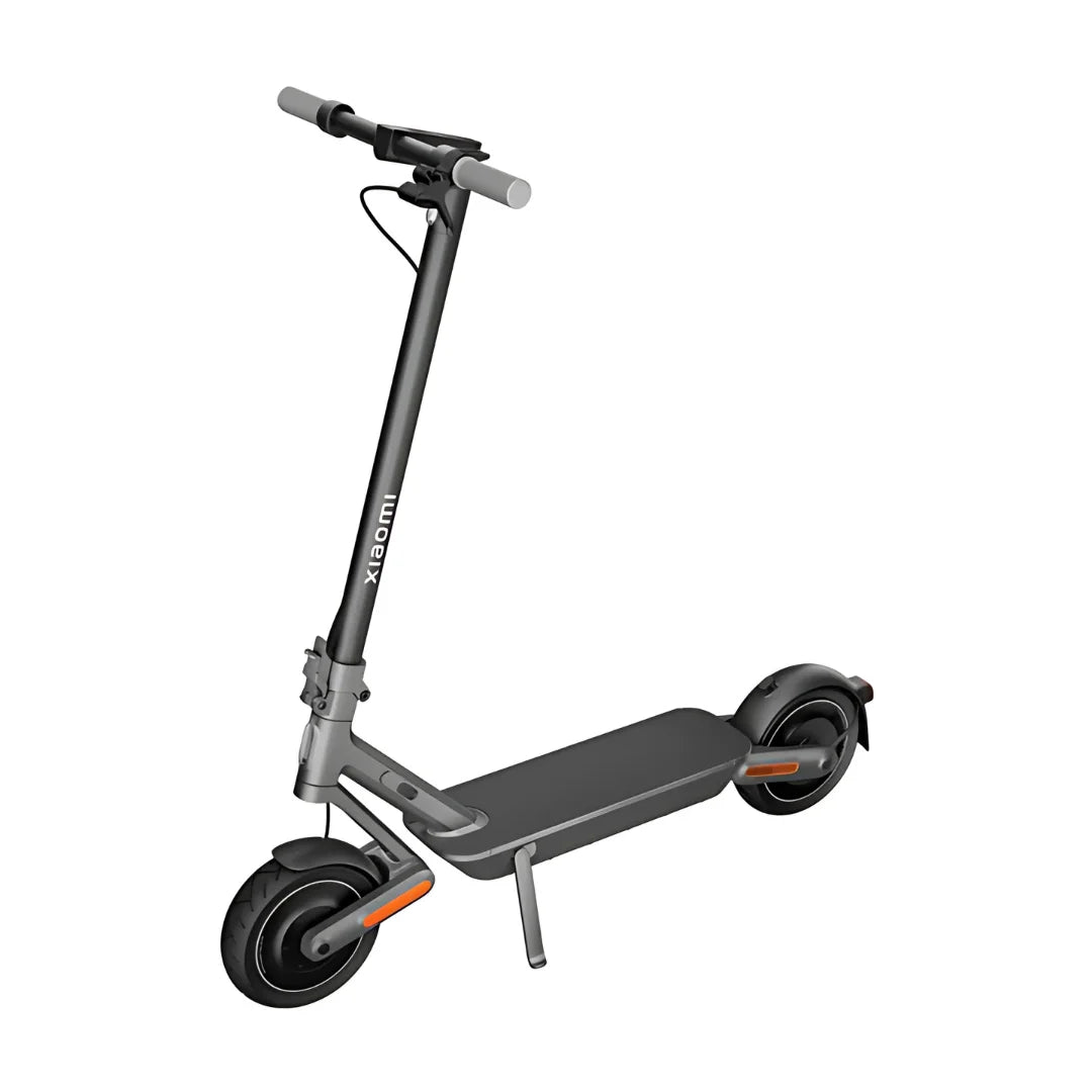 Električni skiro Xiaomi 4 Ultra v elegantni sivi obliki, z robustnim okvirjem in velikimi kolesi.