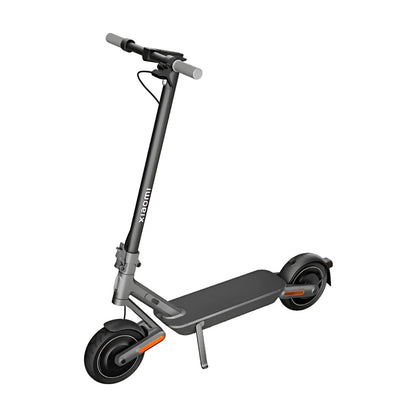 Električni skiro Xiaomi 4 Ultra v elegantni sivi obliki, z robustnim okvirjem in velikimi kolesi.