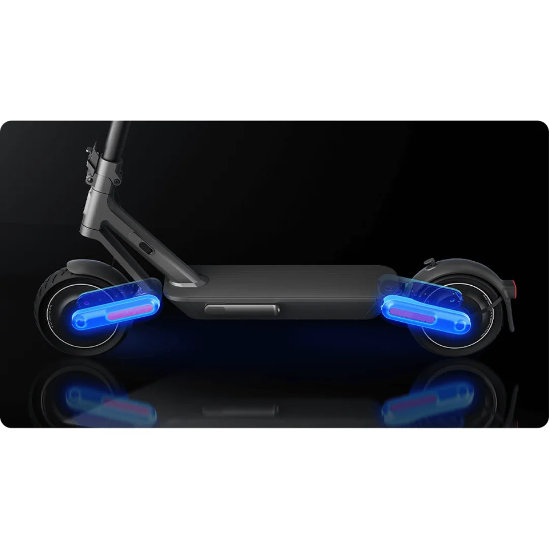 Stranski pogled električnega skiroja Xiaomi 4 Ultra, ki prikazuje njegovo elegantno obliko in svetleča kolesa.