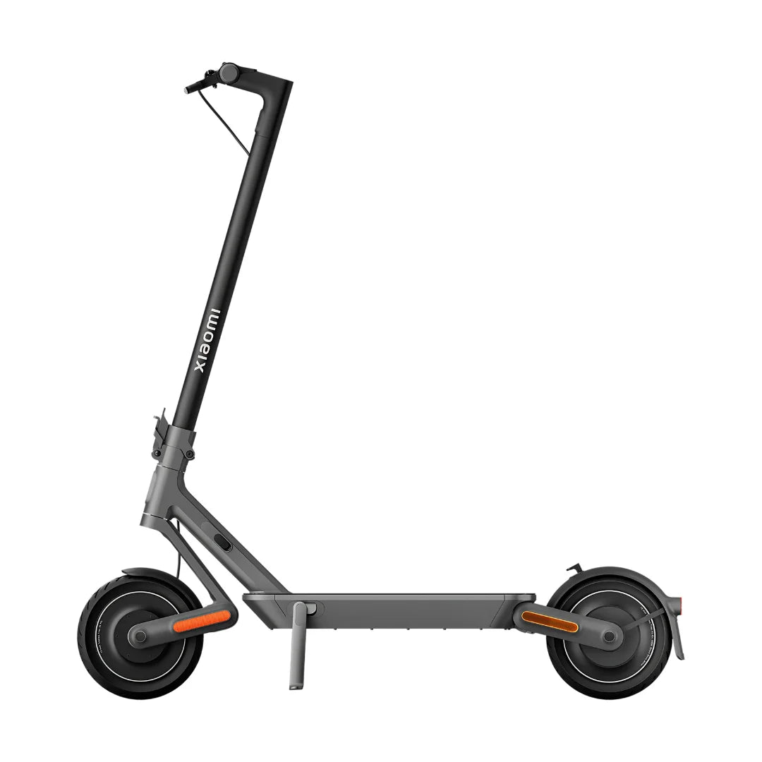Stranski pogled električnega skiroja Xiaomi 4 Ultra, ki prikazuje njegovo elegantno obliko in funkcije.