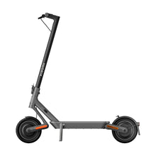 Stranski pogled električnega skiroja Xiaomi 4 Ultra, ki prikazuje njegovo elegantno obliko in funkcije.
