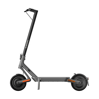 Stranski pogled električnega skiroja Xiaomi 4 Ultra, ki prikazuje njegovo elegantno obliko in funkcije.