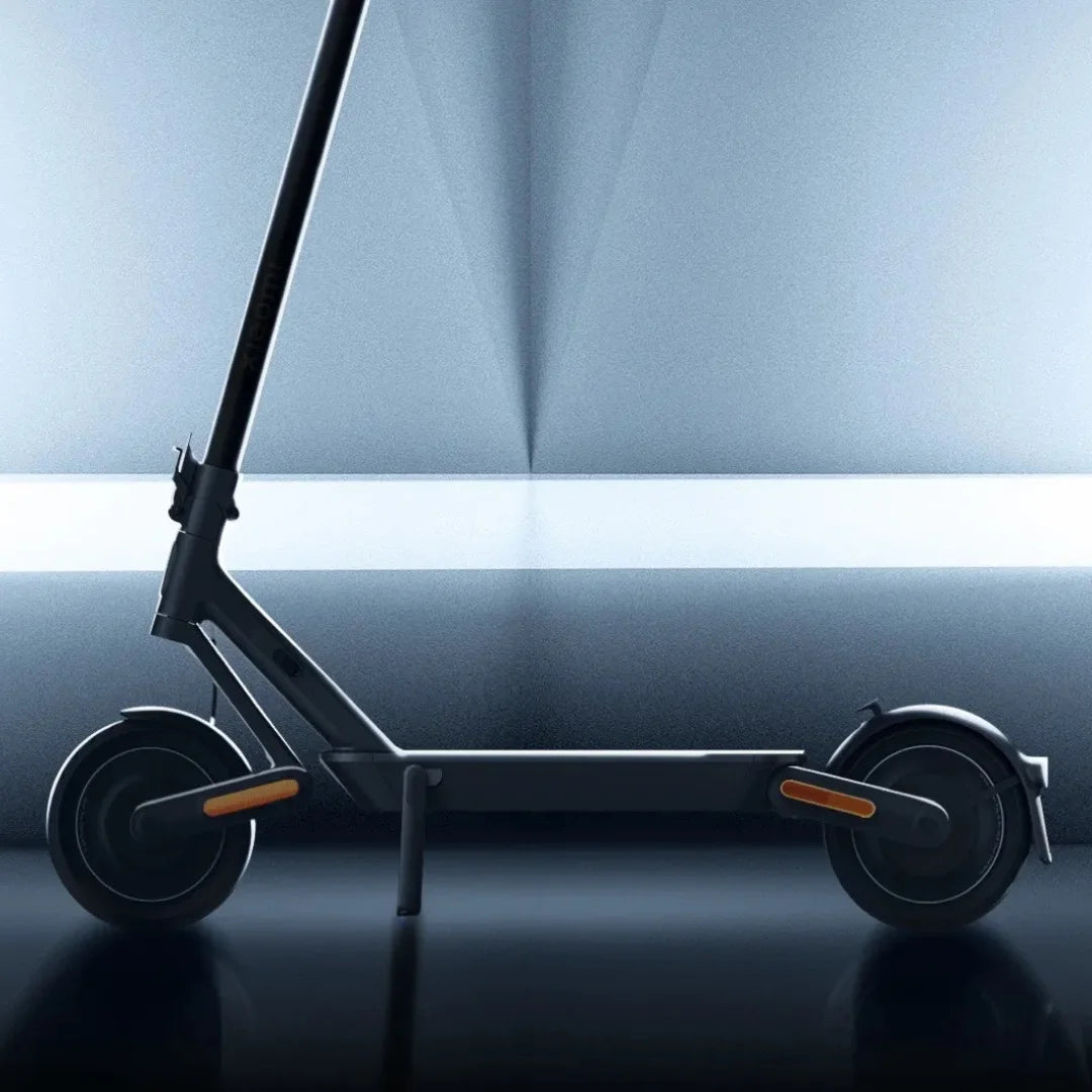 Stranski pogled elegantnega električnega skiroja Xiaomi 4 Ultra s sodobnim ozadjem.