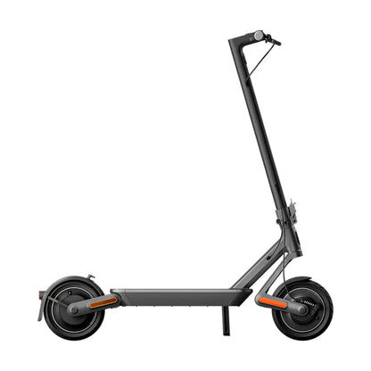 Stranski pogled električnega skiroja Xiaomi 4 Ultra, ki prikazuje njegovo elegantno obliko in značilnosti.