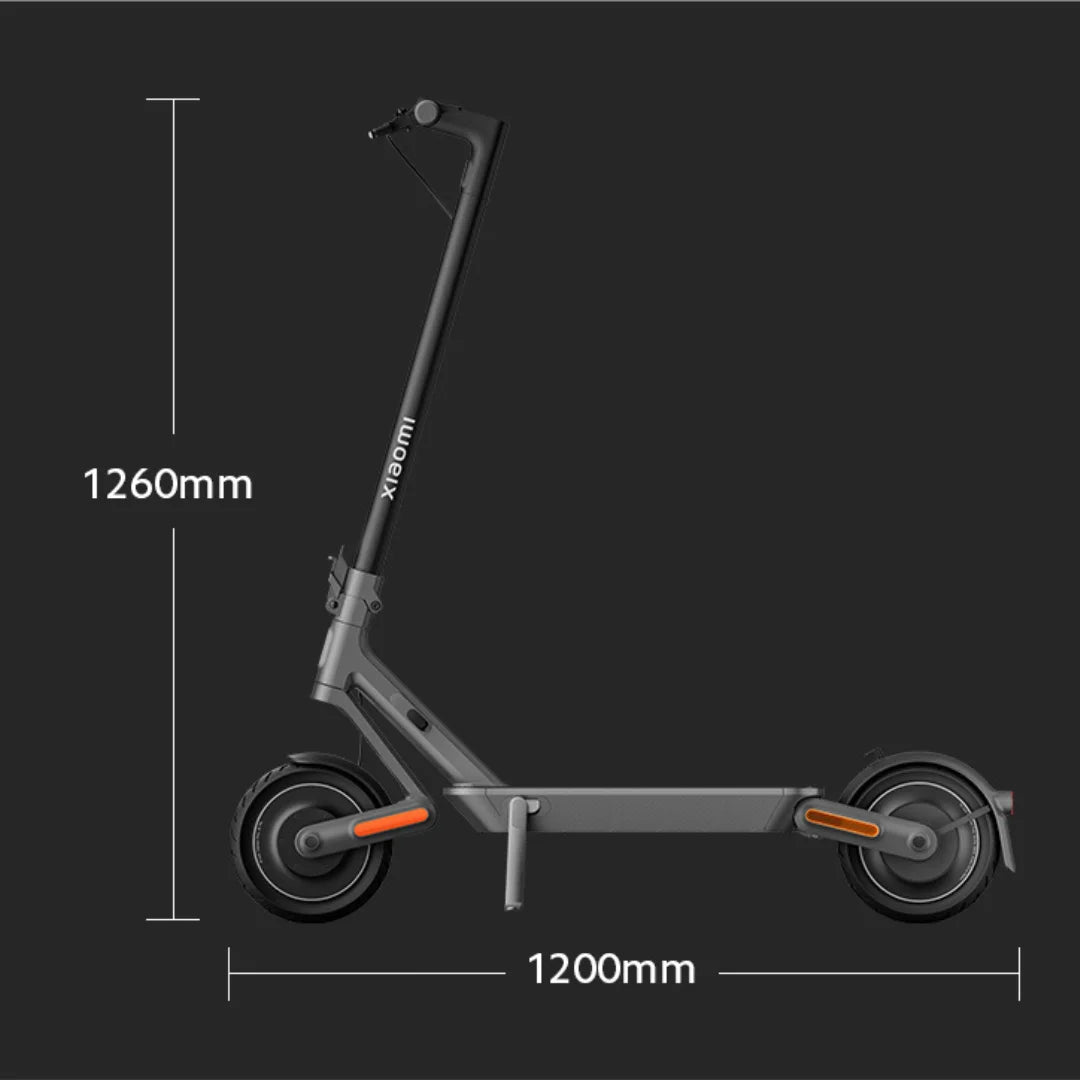 Stranski pogled električnega skiroja Xiaomi 4 Ultra, ki prikazuje njegovo elegantno obliko in dimenzije.