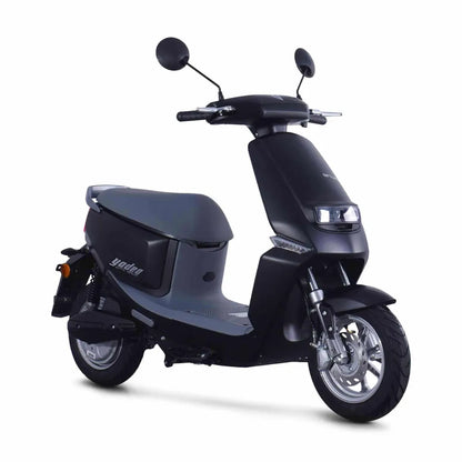 Električni skuter Yadea C Line v elegantni črni barvi, z modernim slogom in kompaktno zasnovo.