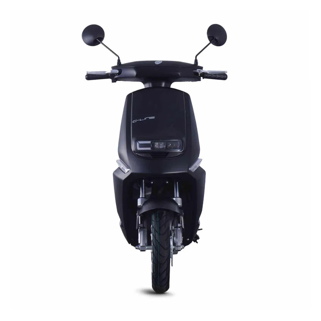 Sprednji pogled električnega skuterja Yadea C Line z elegantnim črnim dizajnom.