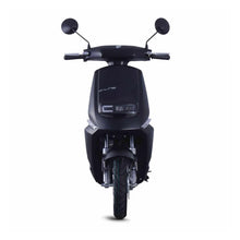 Sprednji pogled električnega skuterja Yadea C Line z elegantnim črnim dizajnom.