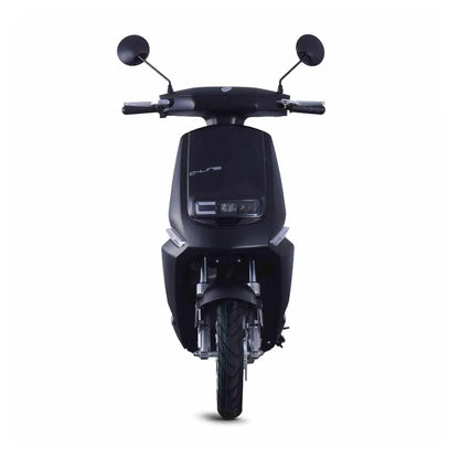 Sprednji pogled električnega skuterja Yadea C Line z elegantnim črnim dizajnom.