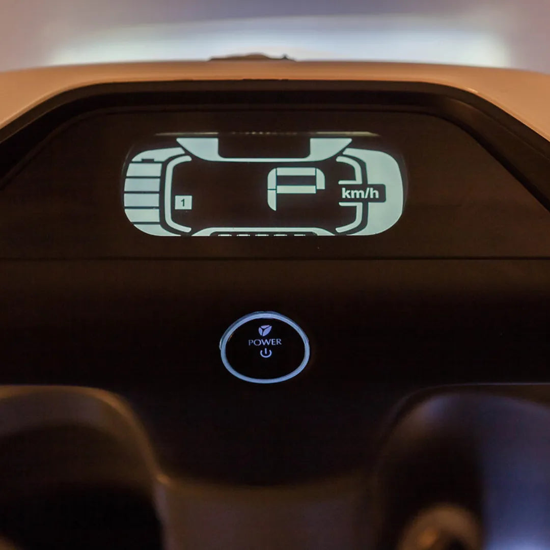 Od blizu posnet prikazovalnik na armaturni plošči električnega skuterja Yadea C Line, ki prikazuje hitrost in moč.